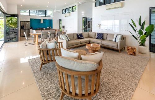 Hamilton Island Apartment | Oceanfront Edge Penthouse on Hamilton Island with Pool