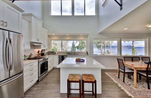 Langley House | Edgecliff Getaway - Walk to Langley with Water Views