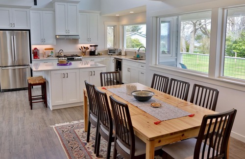 Langley House | Edgecliff Getaway - Walk to Langley with Water Views