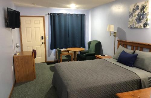 New Lisbon Hotel | Experience Comfort at Edge Of The Woods Motel - Rated 9/10