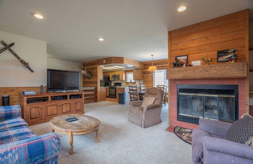 June Lake Condo | Edgewater #10: Breathtaking Views & Family-Friendly Amenities