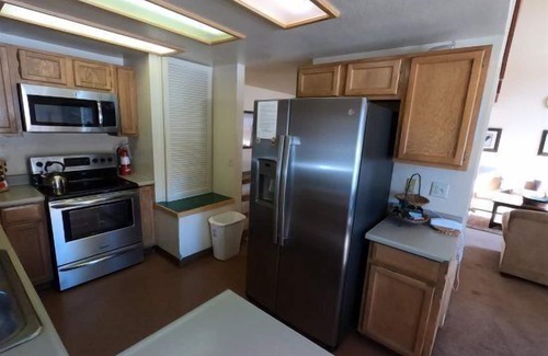June Lake Condo | Family-Friendly Edgewater #13: Cozy 2 Bd/2 Bth Retreat