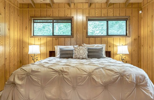 Innsbrook Ski Chalet | Relaxing Edgewater Escape with Hot Tub & Lake View