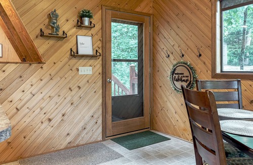 Innsbrook Ski Chalet | Relaxing Edgewater Escape with Hot Tub & Lake View
