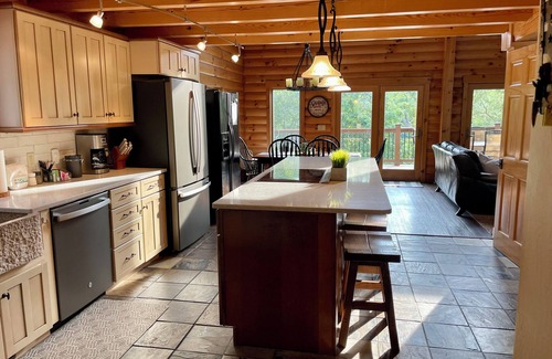 Sylvan Shores Cabin | Edgewater Lodge: Waterfront 4BR Cabin with Spa & Views