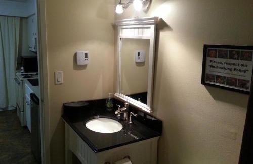 Campbell River Hotel | Cozy Edgewater Motel: Private Beach & Ocean Views Await