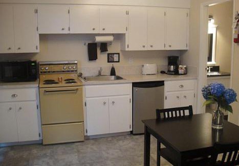 Campbell River Hotel | Cozy Edgewater Motel: Private Beach & Ocean Views Await
