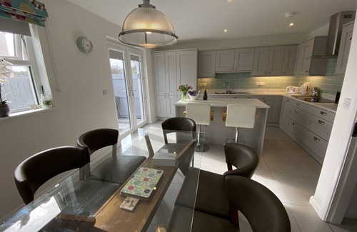Annalong House | Edgewater: Scenic Townhouse with Oceanfront Views