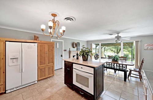 Lake Whitney House | Scenic Edgewater Retreat - Lakeview Home with Breakfast