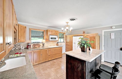 Lake Whitney House | Scenic Edgewater Retreat - Lakeview Home with Breakfast