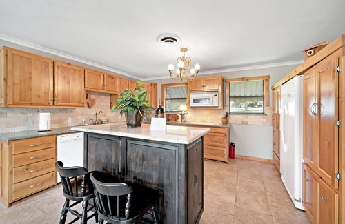 Lake Whitney House | Scenic Edgewater Retreat - Lakeview Home with Breakfast
