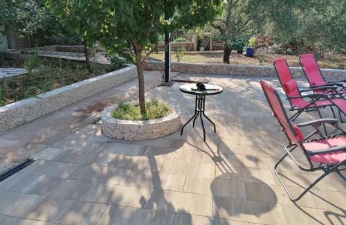 Gabonjin Apartment | Discover Edi: Guest Rated 9/10 with Pool & Pet Friendly