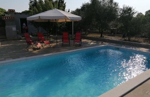 Gabonjin Apartment | Discover Edi: Guest Rated 9/10 with Pool & Pet Friendly