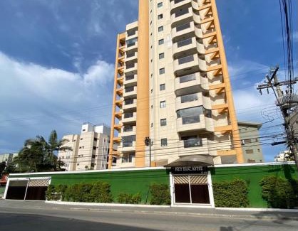 Parque Enseada Apartment | Edifício Keybiscaine: Oceanfront Retreat with Pool Access
