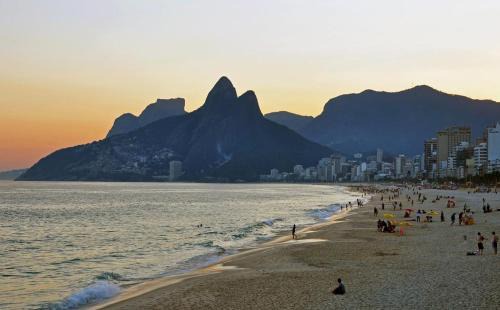 Ipanema Apartment | Exceptional Edificio Maria Alzira with Oceanfront Pool Access