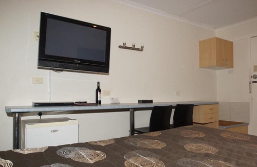 Warragul Hotel | Budget-Friendly Edinburgh Motor Inn with Family Amenities