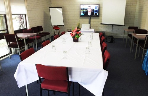 Warragul Hotel | Budget-Friendly Edinburgh Motor Inn with Family Amenities