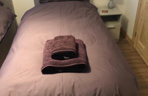 Strathcarron Apartment | Discover Edindoune: Pet-Friendly with Breakfast & Hot Tub
