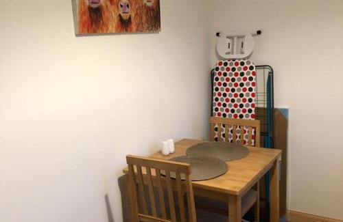 Strathcarron Apartment | Discover Edindoune: Pet-Friendly with Breakfast & Hot Tub