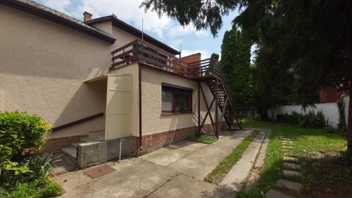 Hajduszoboszlo Apartment | Comfortable Edit Apartmanház with Kitchen Amenities
