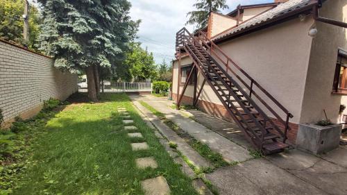 Hajduszoboszlo Apartment | Comfortable Edit Apartmanház with Kitchen Amenities