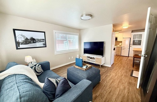 The Bowl of Edmonds House | Downtown Edmonds Getaway: 1 BR with Ocean View & Kitchen