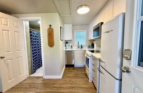 The Bowl of Edmonds House | Downtown Edmonds Getaway: 1 BR with Ocean View & Kitchen