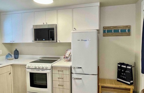 The Bowl of Edmonds House | Downtown Edmonds Getaway: 1 BR with Ocean View & Kitchen