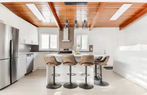 Jasper Place House | Inviting Edmonton Long Stay with Fenced Yard and Hammock