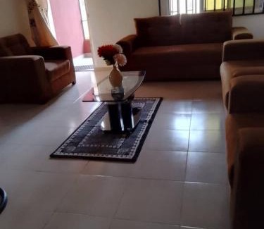 Benin City Apartment | Budget-Friendly Edo Home: Pet & Child Friendly with Breakfast