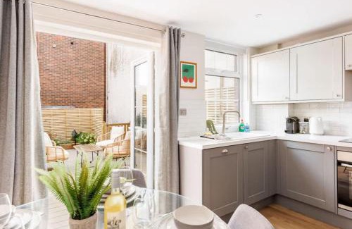 Poole House | Edward Cottage: 4-Star Stay for Families & Pets Welcome