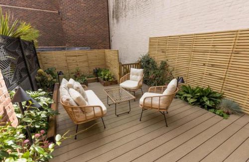 Poole House | Edward Cottage: 4-Star Stay for Families & Pets Welcome