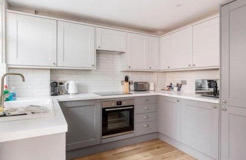 Poole House | Edward Cottage: 4-Star Stay for Families & Pets Welcome