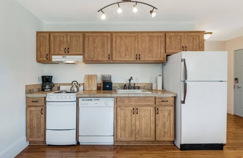 River Terrace Condo | Edward Riverhands: Scenic Riverfront Condo with Balcony