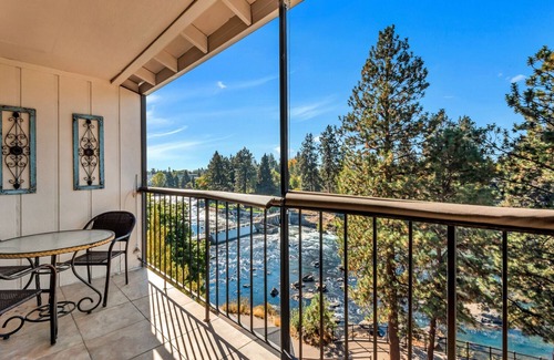 River Terrace Condo | Edward Riverhands: Scenic Riverfront Condo with Balcony