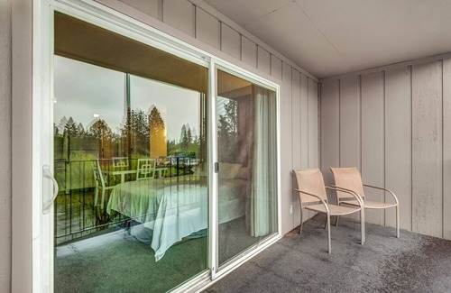 River Terrace Condo | Edward Riverhands: Scenic Riverfront Condo with Balcony
