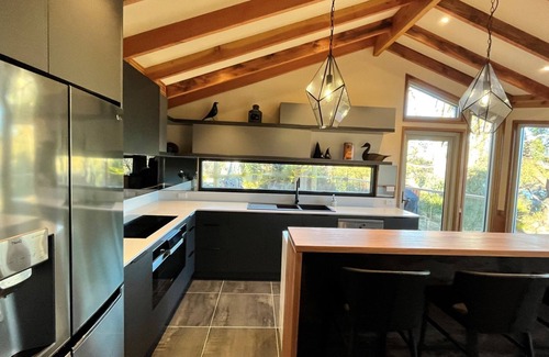 East Jindabyne House | Edzell - Waterfront Retreat with Pool & Family-Friendly Amenities