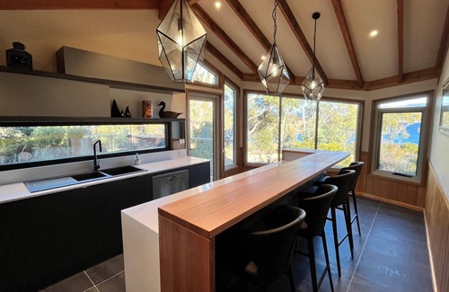 East Jindabyne House | Edzell - Waterfront Retreat with Pool & Family-Friendly Amenities