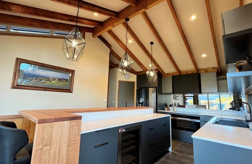 East Jindabyne House | Edzell - Waterfront Retreat with Pool & Family-Friendly Amenities