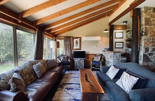 East Jindabyne House | Elegance Awaits at Edzell Waterfront Home - 4-Star Stay