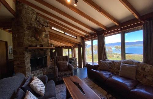 East Jindabyne House | Elegance Awaits at Edzell Waterfront Home - 4-Star Stay