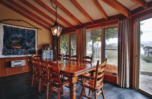 East Jindabyne House | Elegance Awaits at Edzell Waterfront Home - 4-Star Stay