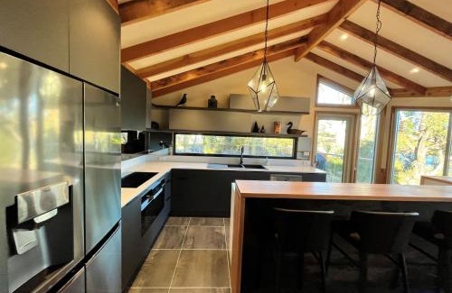 East Jindabyne House | Elegance Awaits at Edzell Waterfront Home - 4-Star Stay