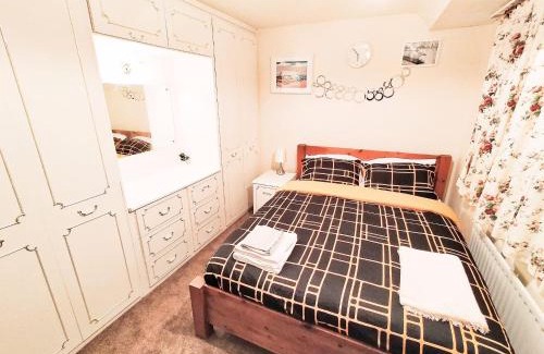 Dudley House | Family-Friendly Retreat at EEE Home Away From Home Dudley