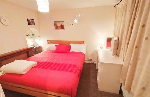 Dudley House | Family-Friendly Retreat at EEE Home Away From Home Dudley
