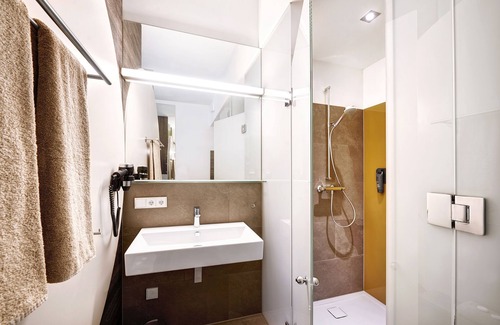 Traun Hotel | Welcoming eee Hotel TRAUN: Family-Friendly & Accessible Stay