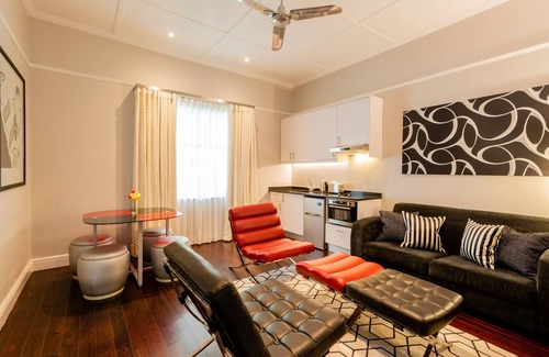 Stellenbosch Central Hotel | Cozy Eendracht Apartments with Kitchen & Breakfast Included