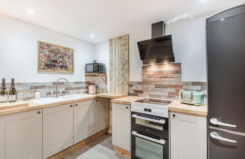 Hythe Cottage | Exceptional 3 Bedroom Retreat Near Hythe with Ocean Views