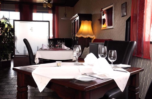Effeld Hotel | Welcoming Effelder Bürgerstube: A 4-Star Pet-Friendly Retreat