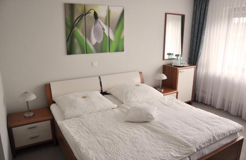 Effeld Hotel | Welcoming Effelder Bürgerstube: A 4-Star Pet-Friendly Retreat